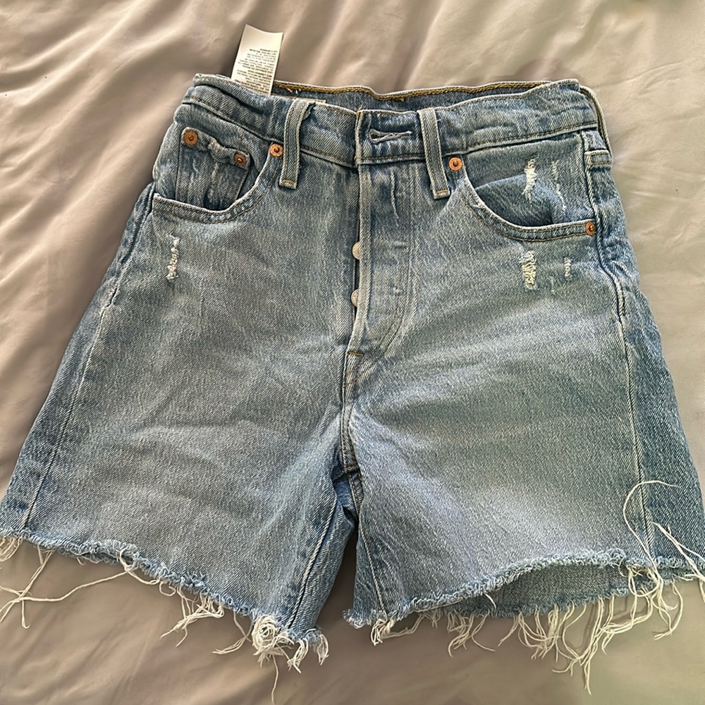 LEVI 501 mid thigh shorts. Size 23